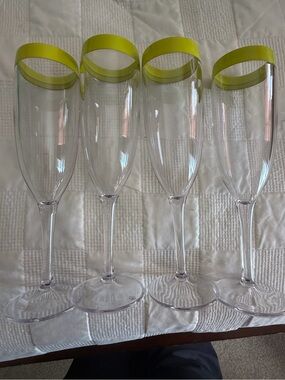 Set of 4 Tupperware champagne flutes plastic